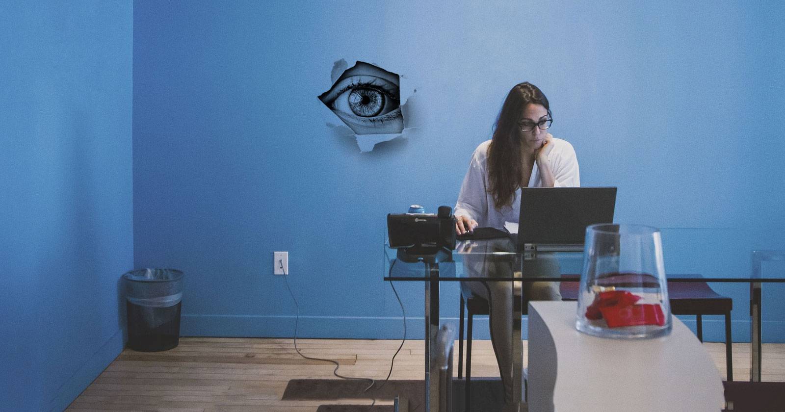 Человек за ноутбуком с веб-страницами на экране