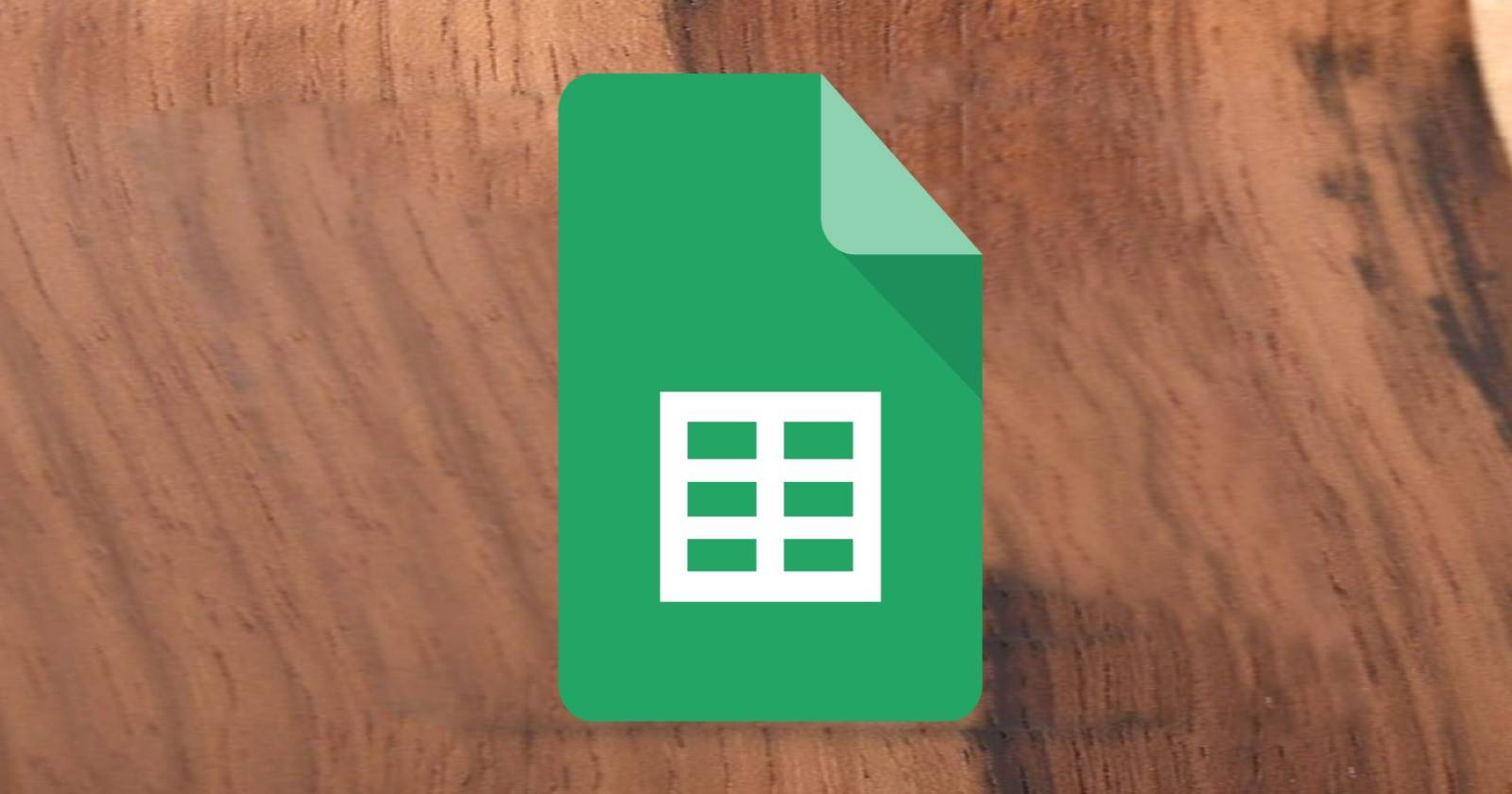 Логотип Google Sheets на фоне лесного изображения