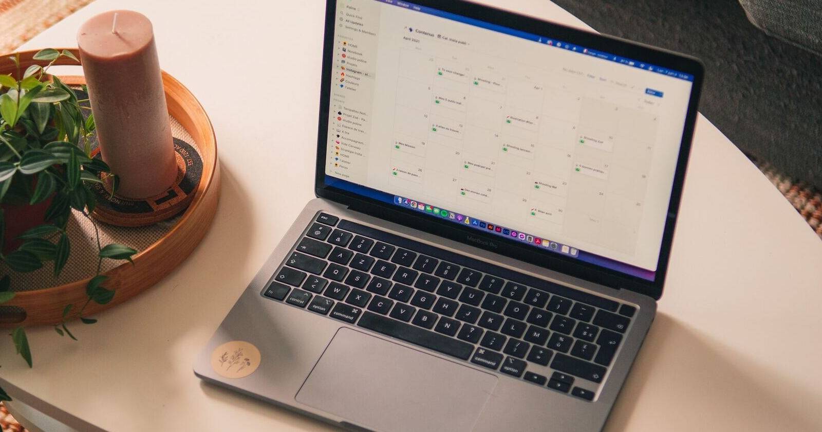 Интерфейс календаря и управление проектами в Notion