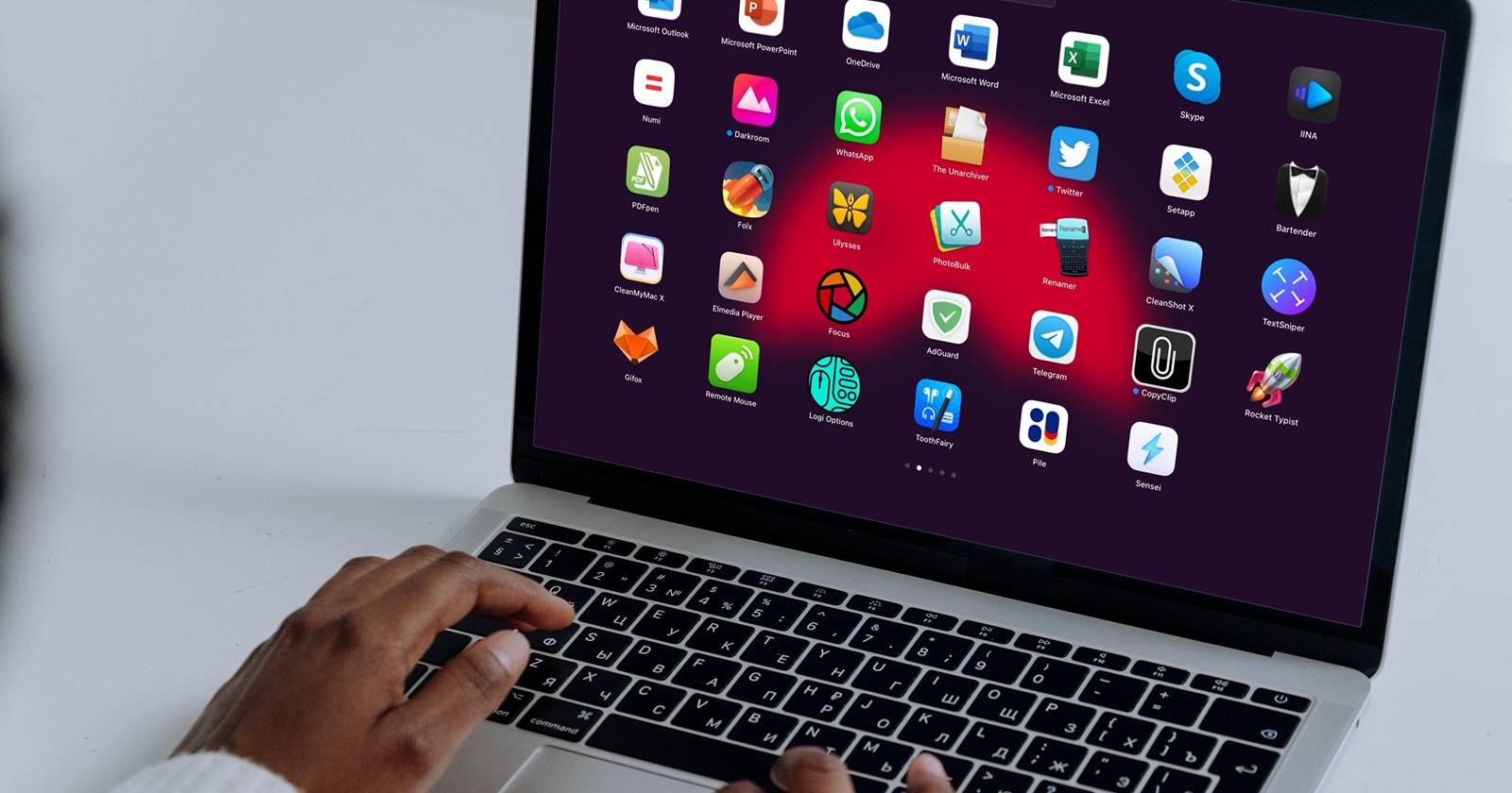 человек просматривает приложения на MacBook