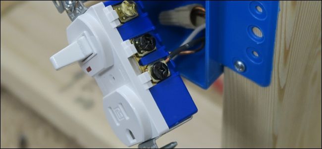 Фото комбинированного блока, подключенного так, что оба контакта розетки под контролем выключателя