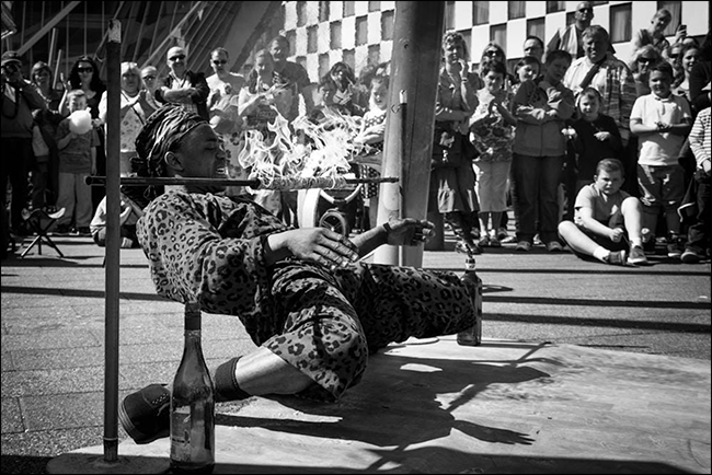 Чёрно‑белая сцена на улице с контрастом и человеком в кадре