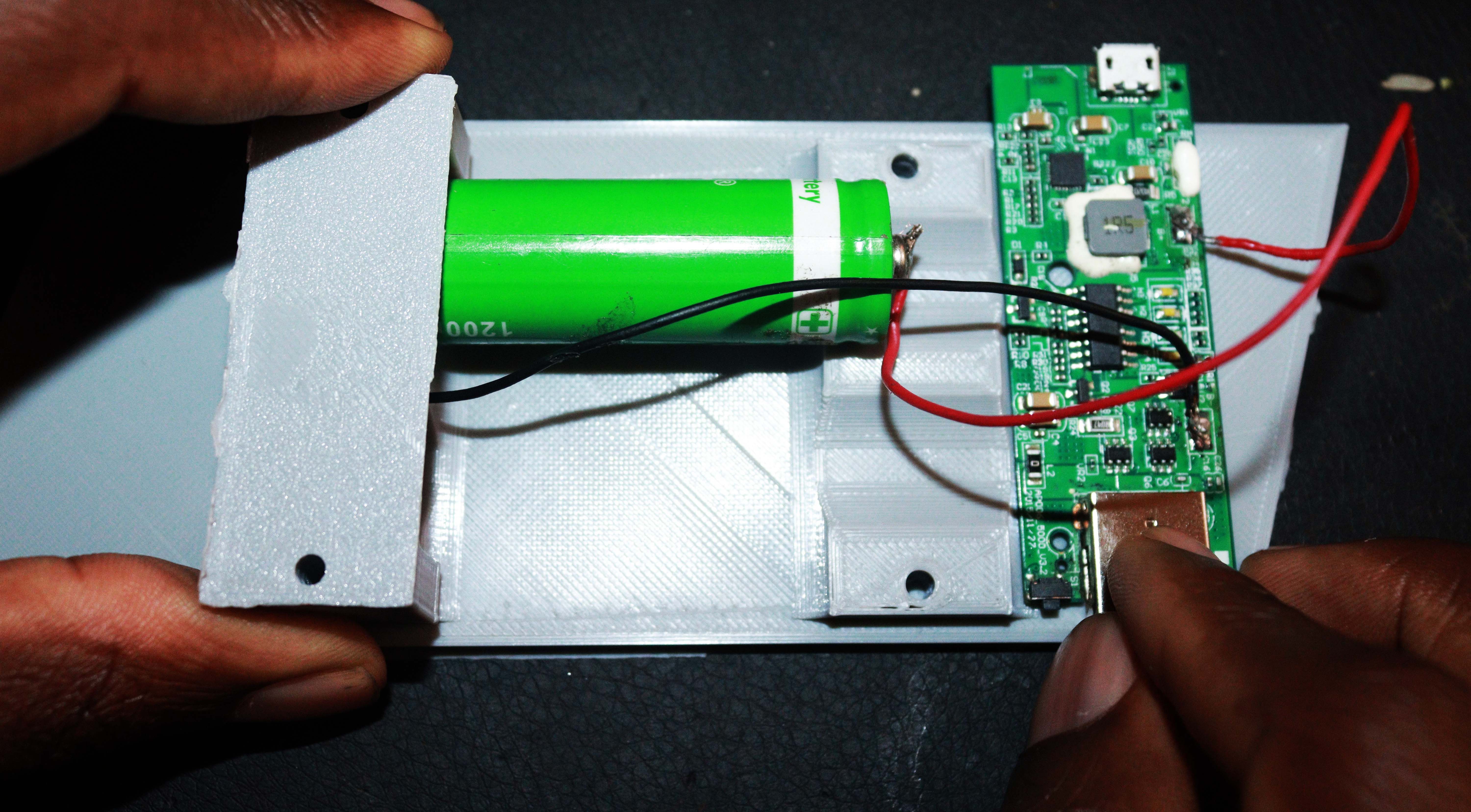 Установка аккумулятора в держатель на рамке динамика