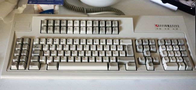 Подключенная клавиатура Model M к современному компьютеру через адаптер