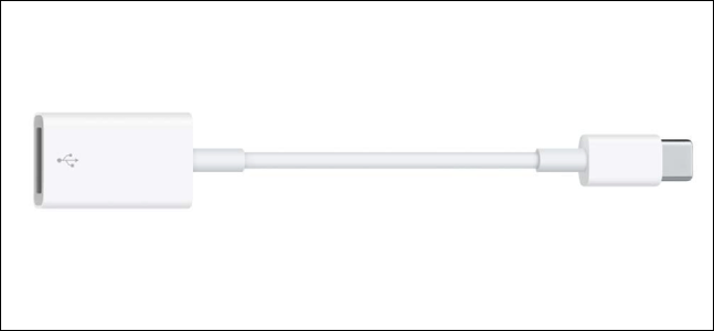 Переходник USB-C на USB-A, вставленный в порт ноутбука