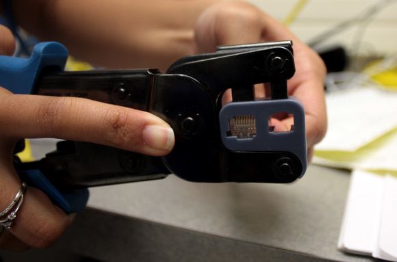 Обжатый коннектор в кримпере