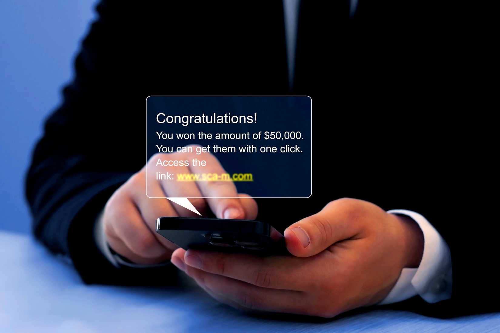 Текст фишингового сообщения на экране смартфона