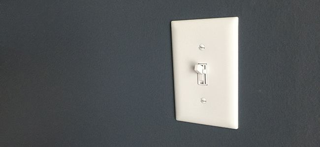 Сцена: потолочный светильник с LED‑лампой Hue