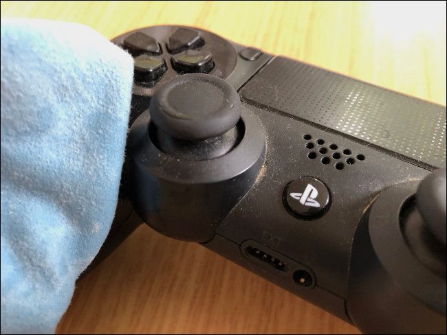 Чистка DualShock 4 безворсовой тканью