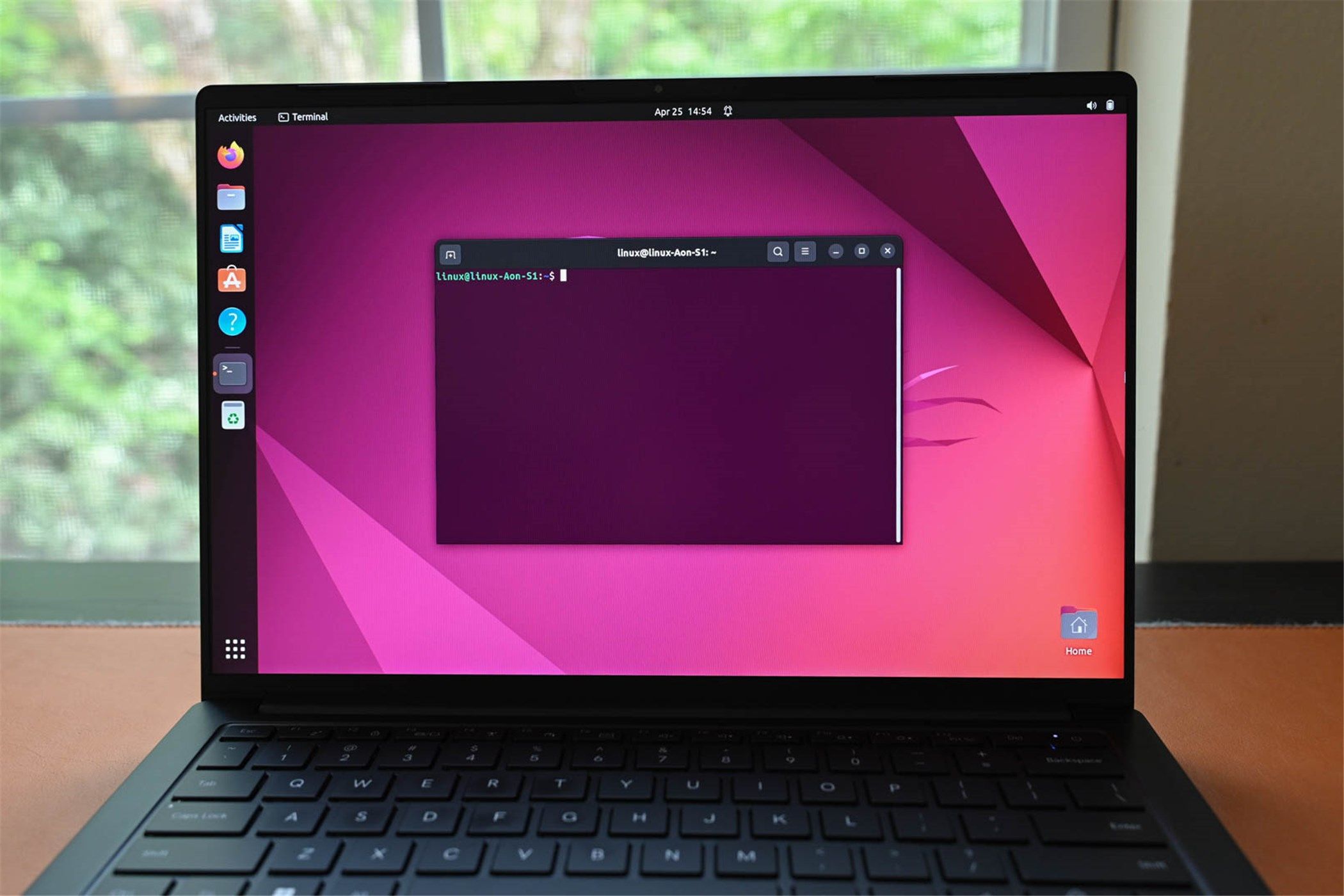 Ноутбук с Ubuntu и открытым терминалом Linux