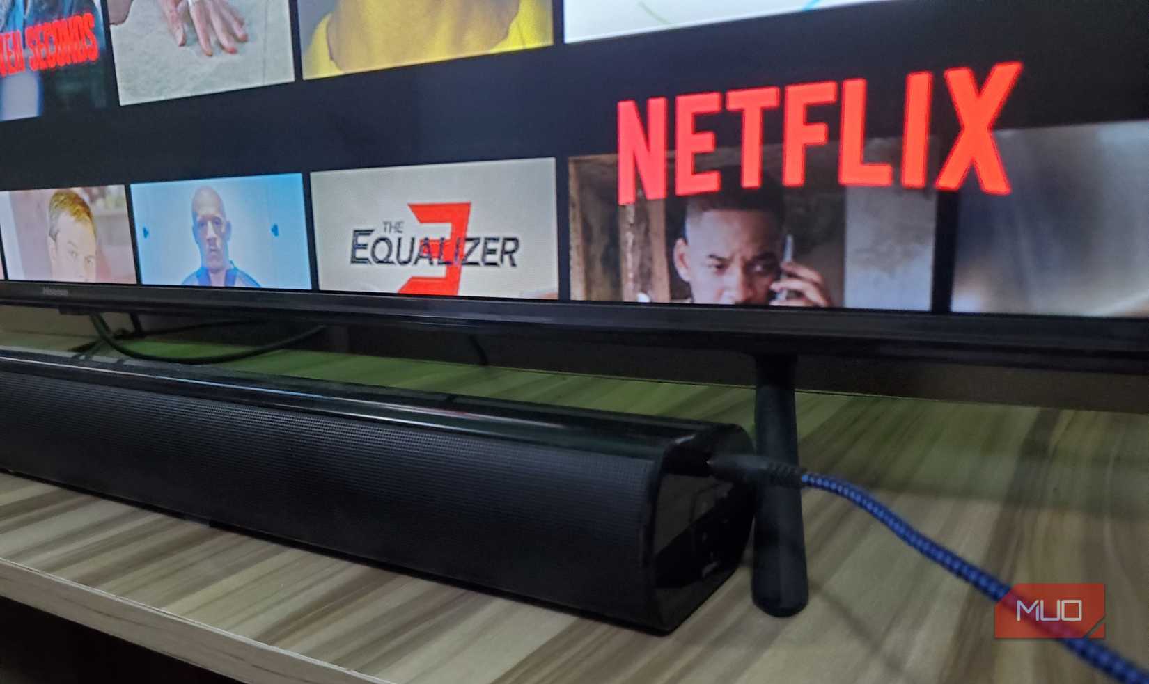 aux-кабель подключён к разъёму на саундбаре Hisense