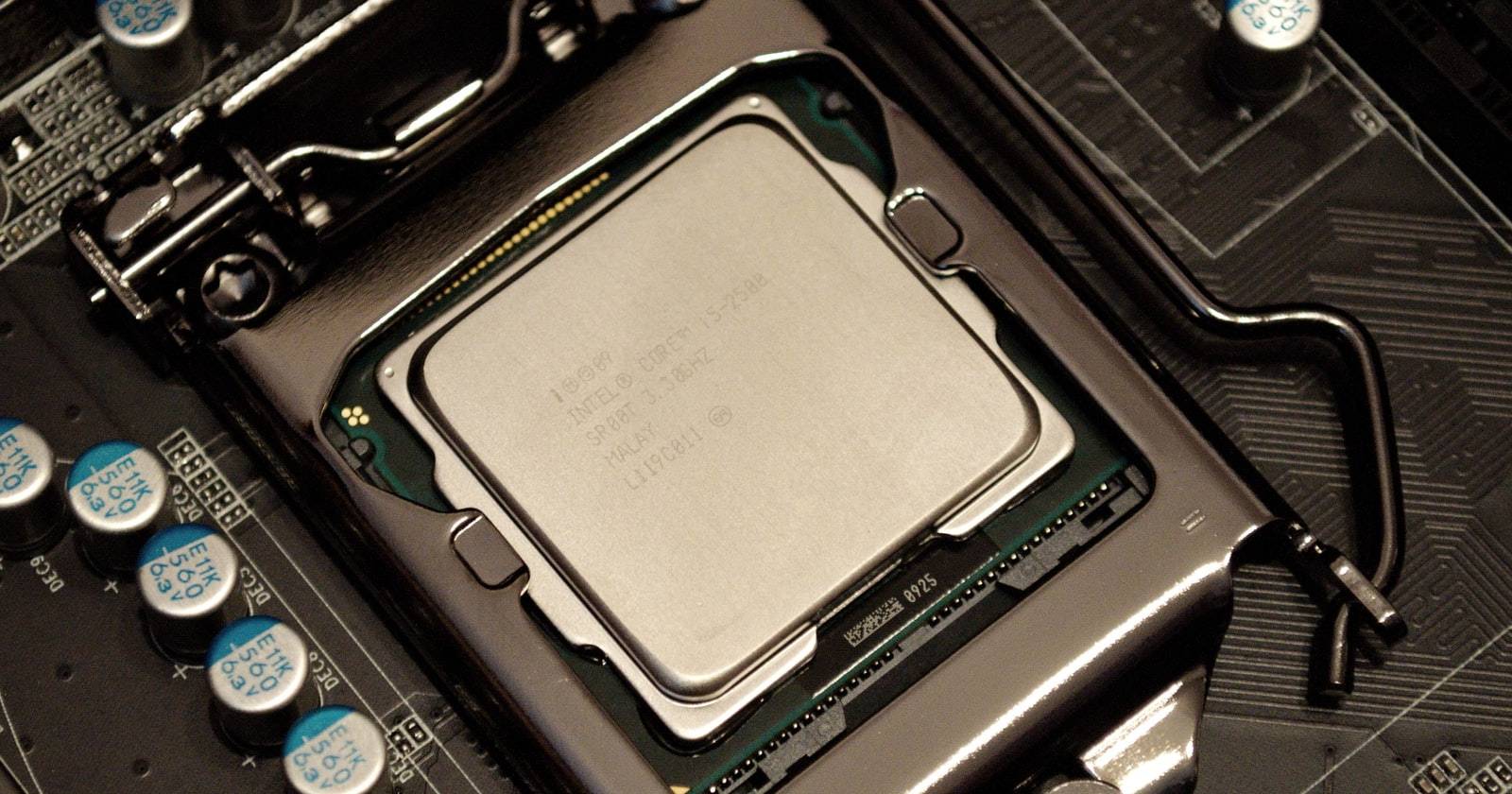 крупный план процессора марки Intel