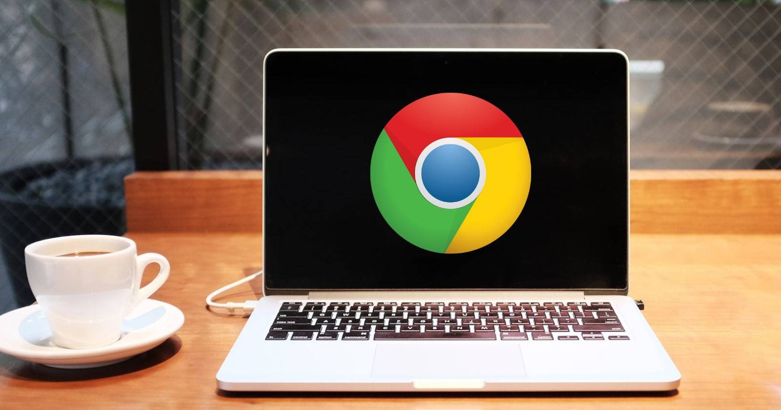 Серебристый ноутбук с логотипом Google Chrome на экране