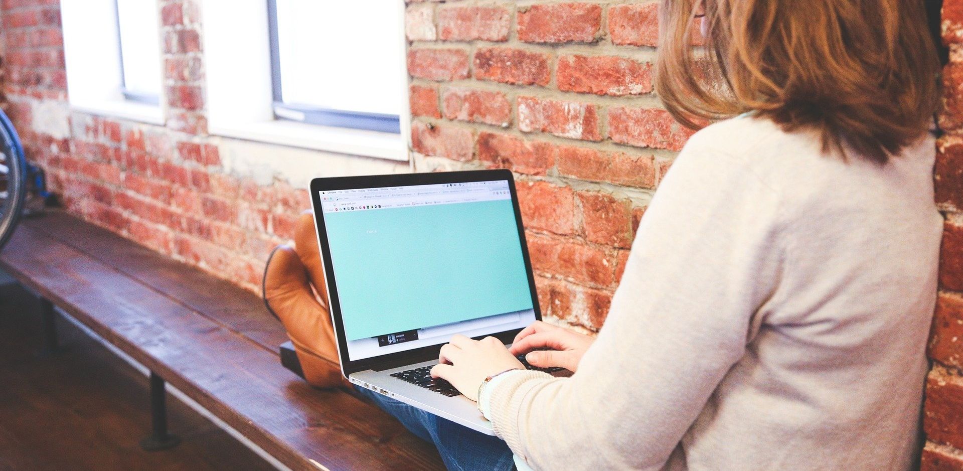 женщина использует ноутбук, рядом несколько устройств подключены