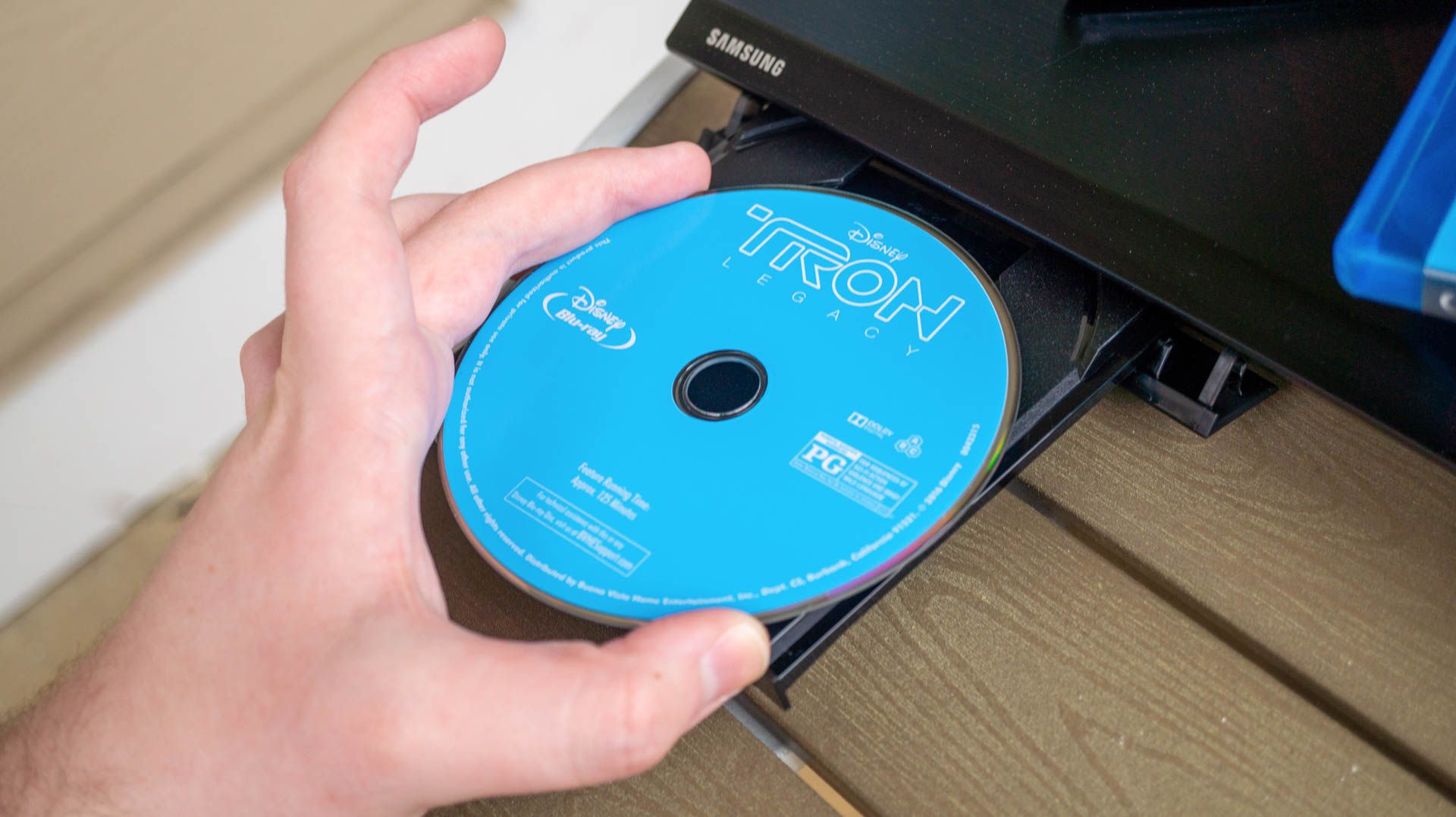 Диск Blu-ray рядом с проигрывателем Blu-ray