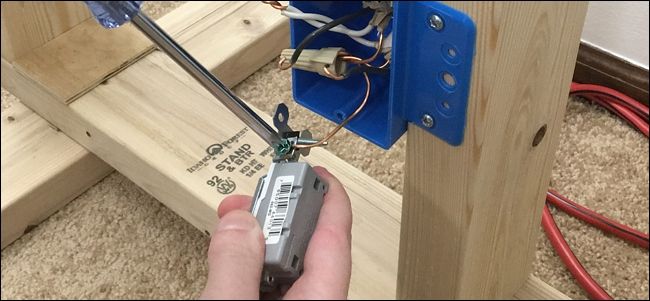 Откручивание заземляющего провода от винта