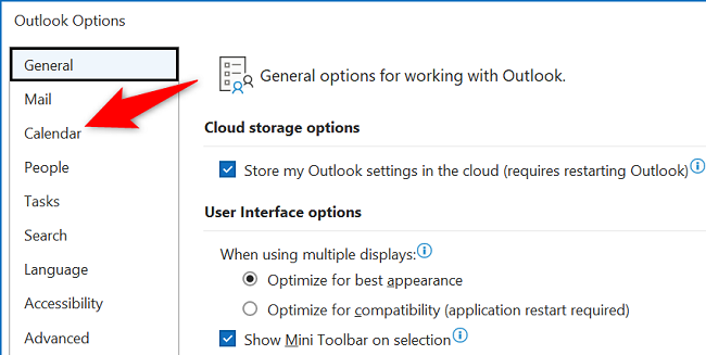Выберите «Календарь» в левой колонке окна параметров Outlook.