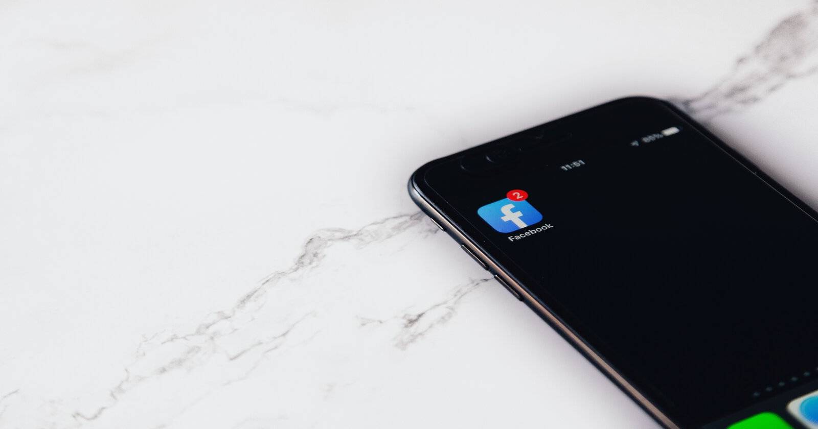 Смартфон с открытым приложением Facebook