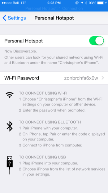Смартфон на зарядке, показывающий состояние батареи