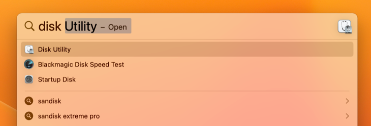 Поиск «Дисковой утилиты» в Spotlight на macOS