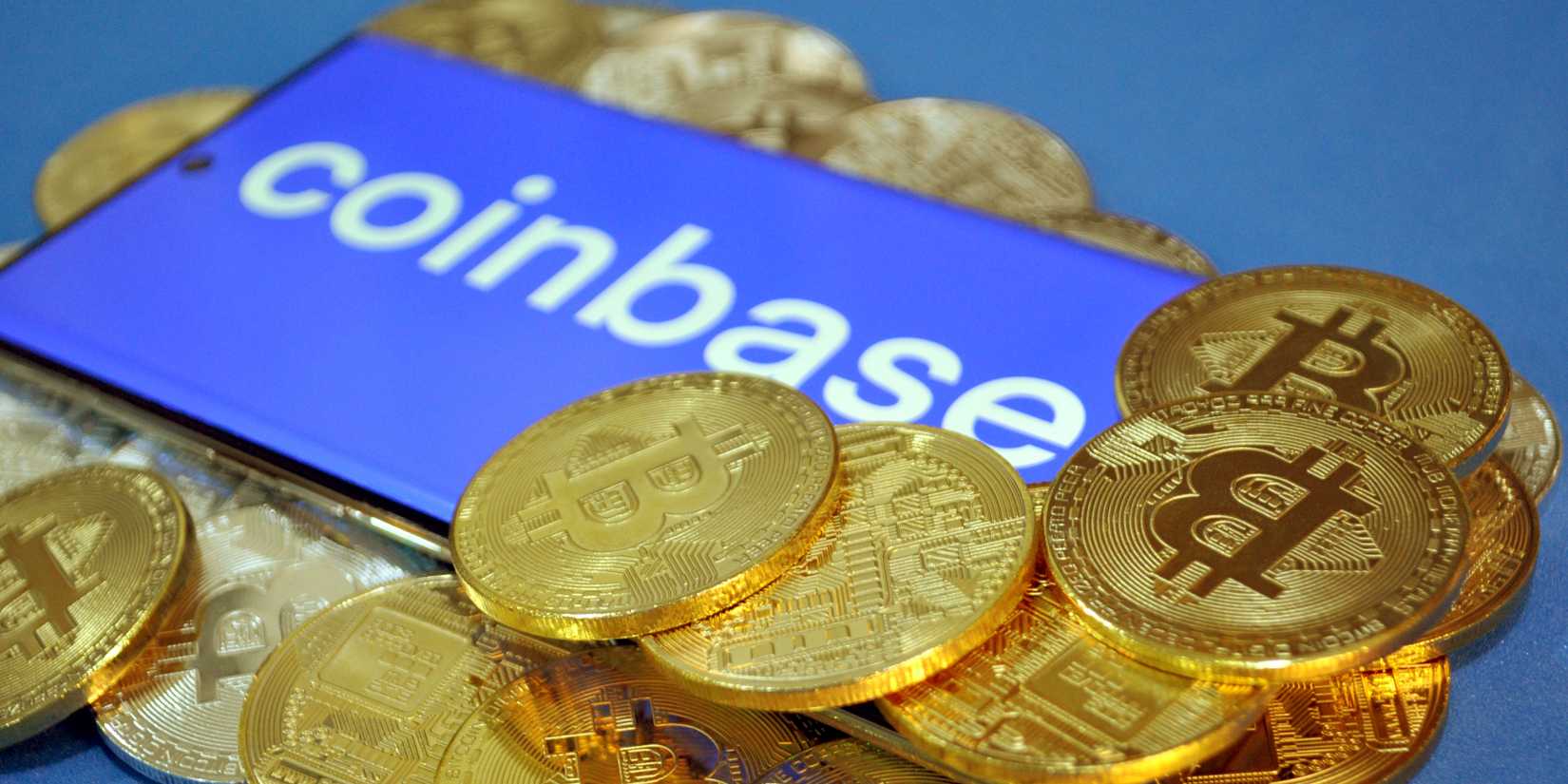 логотип Coinbase среди изображений биткоинов