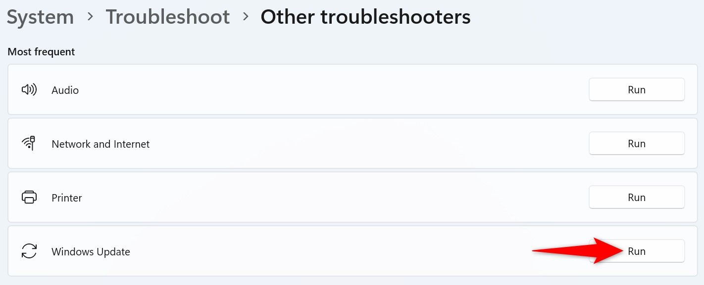 Экран Параметров Windows 11 с выделенной опцией запуска средства устранения неполадок для обновлений