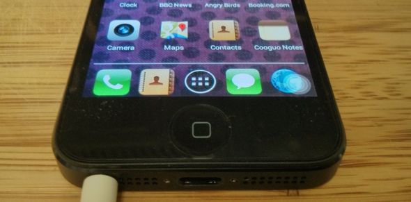 Фото: экран подделки, имитирующий iOS, но с Android-элементами внизу