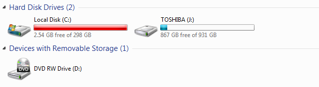 Внешний жёсткий диск рядом с ноутбуком