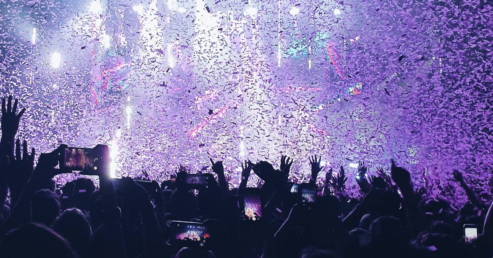 живое выступление музыканта на сцене