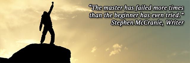 человек, поднимающийся после падения на горном склоне