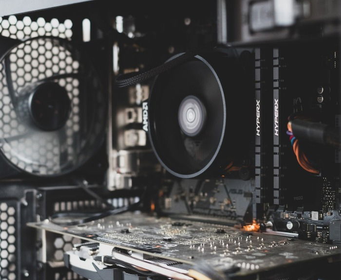 Внутренности настольного ПК с видимыми кабелями и компонентами