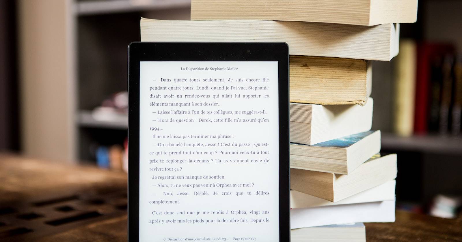 Стопка книг и планшет на столе