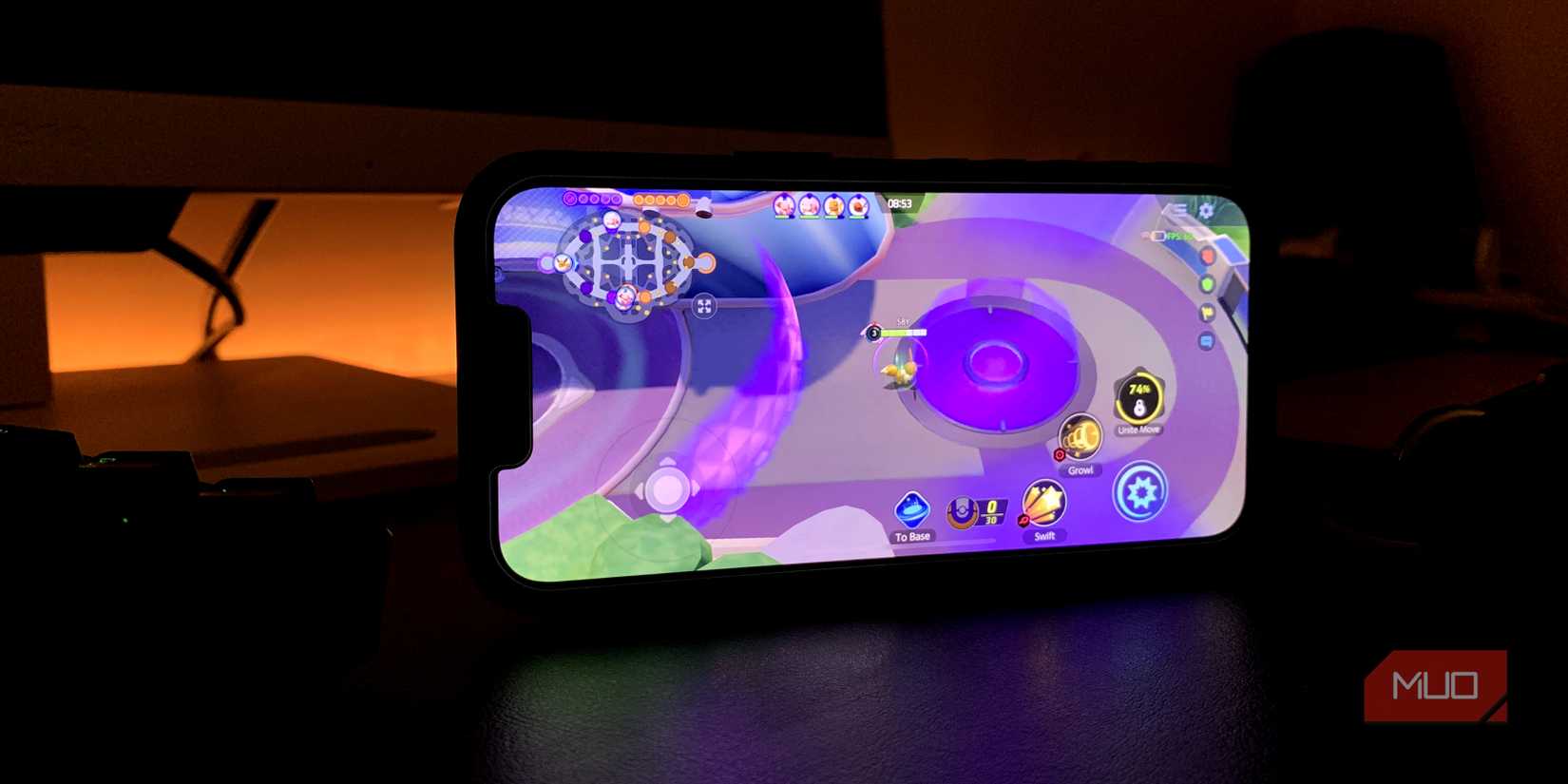 iPhone с запущенным Pokémon UNITE — командный матч в арене