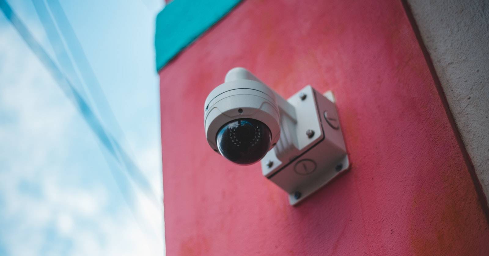 Крупный план наружной видеокамеры