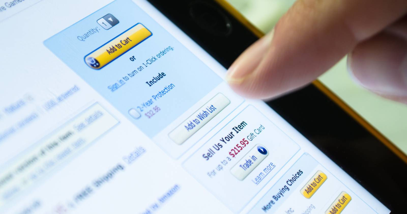 Пальцем касаются экрана с элементом списка на Amazon