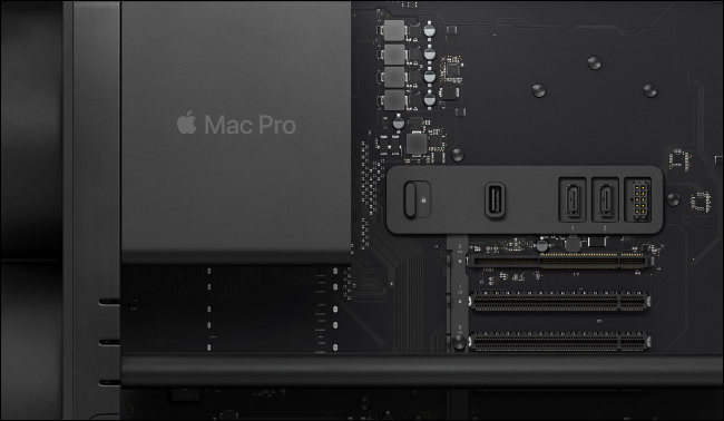 Крупный план аппаратной части Mac Pro — радиаторы и слоты расширения