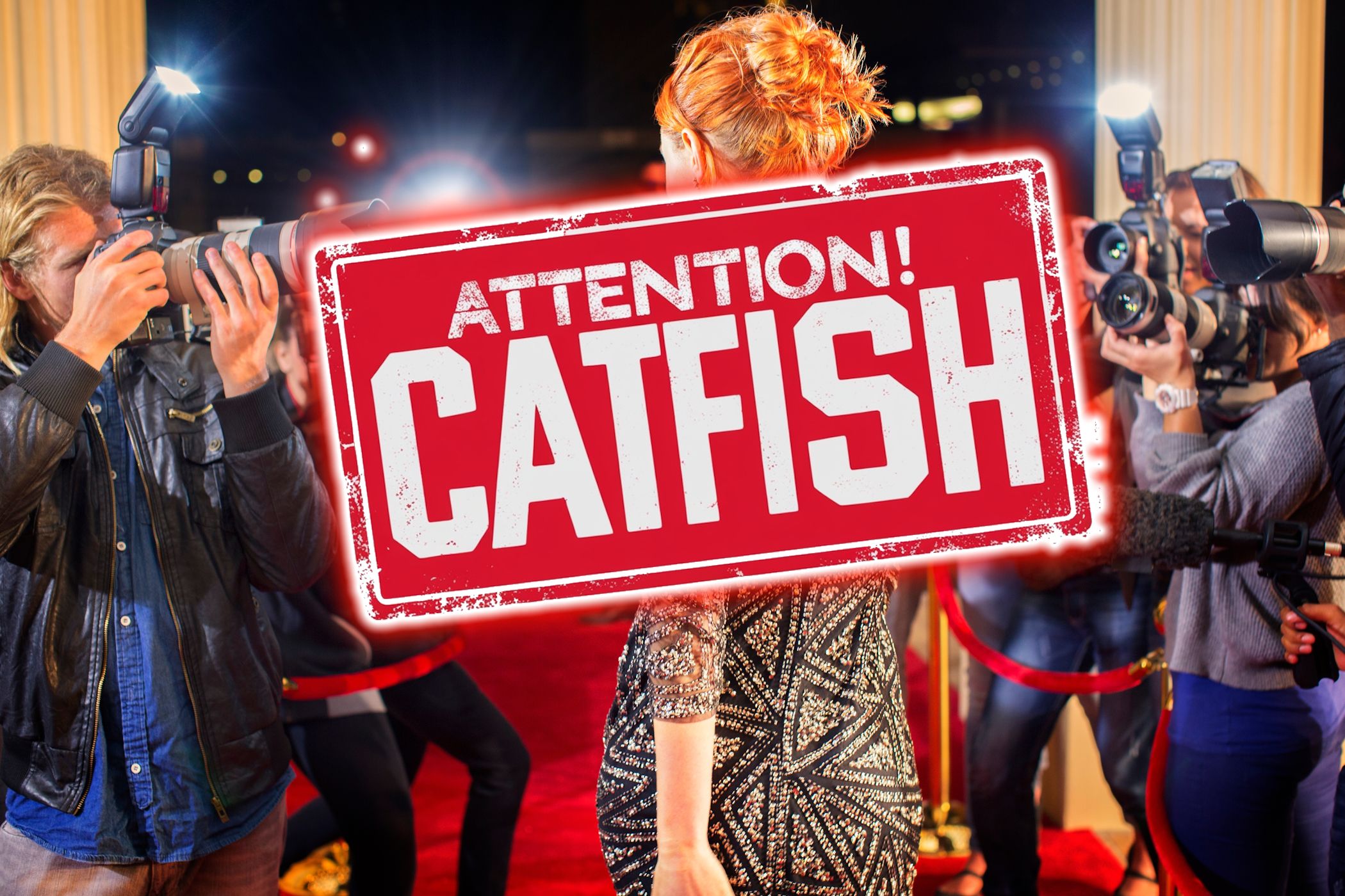 предупреждающий знак «внимание к катфишингу» на фоне папарацци и знаменитости