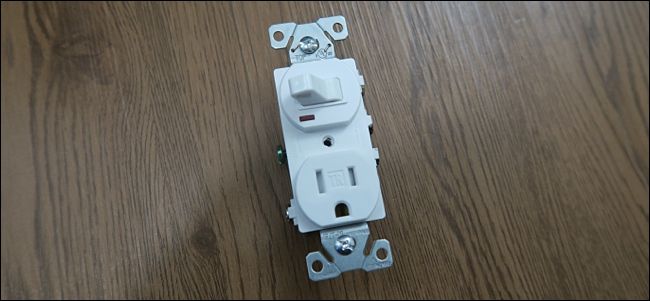 Фотография коробки выключателя с видимыми проводами внутри