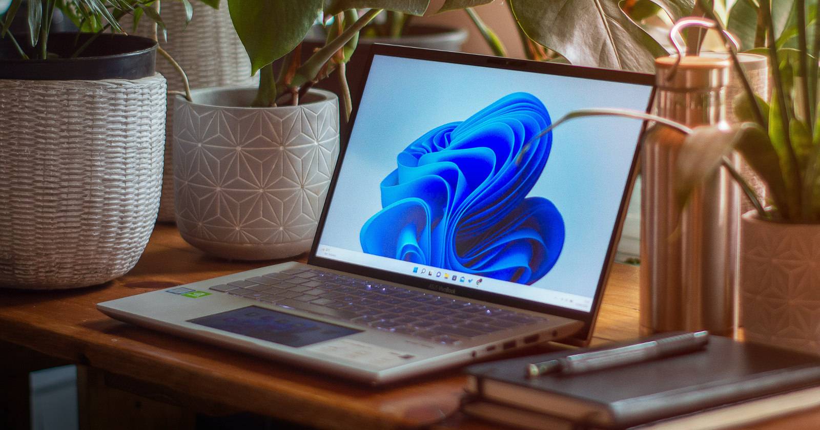 Ноутбук с Windows 11 на рабочем столе