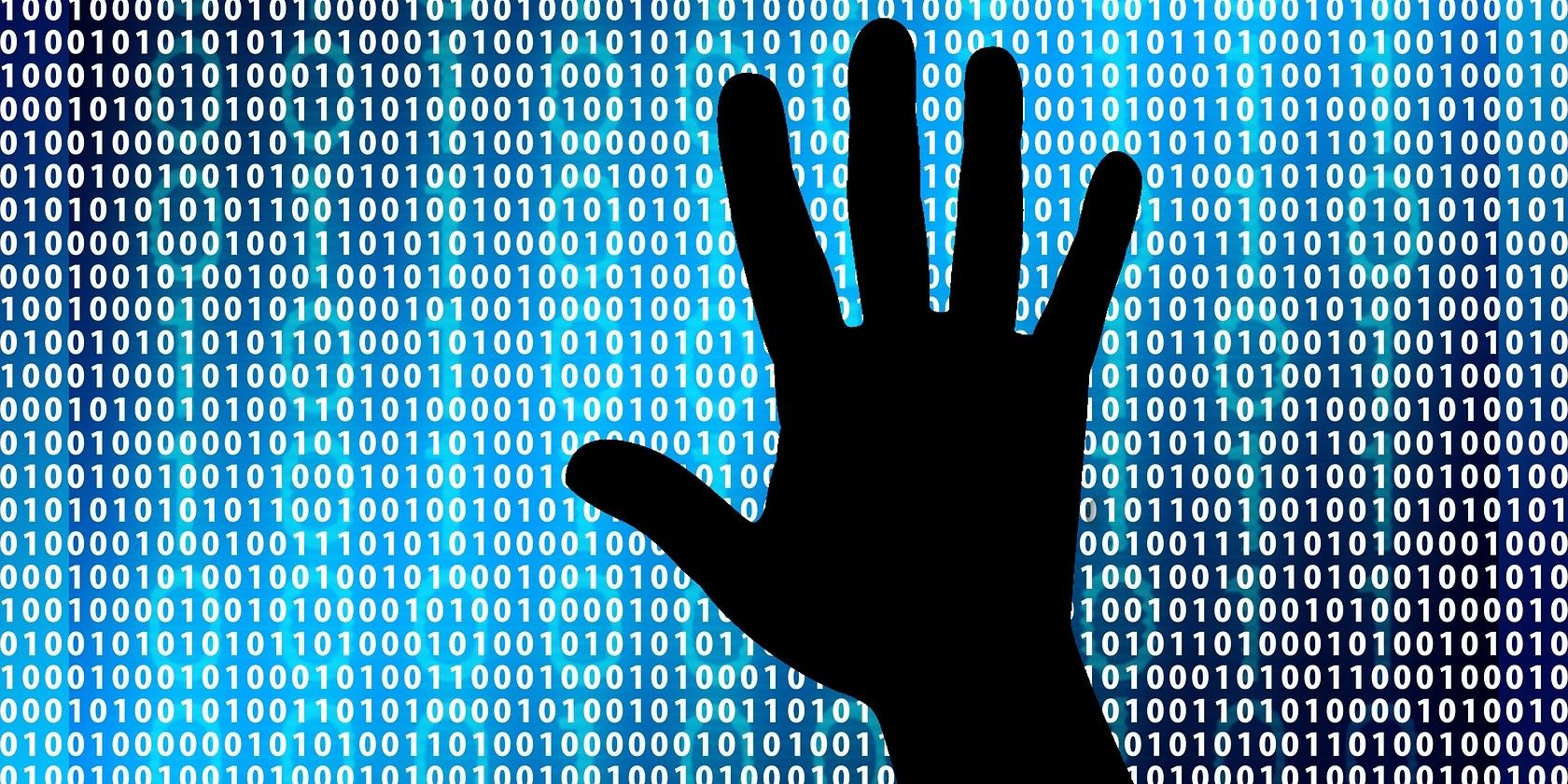 Рука вводит пароль на устройстве — безопасность учётной записи