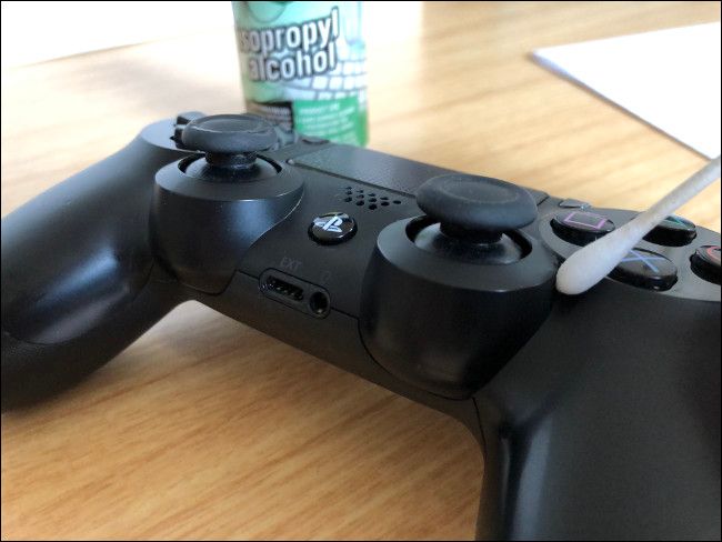 Чистка DualShock 4 изопропиловым спиртом