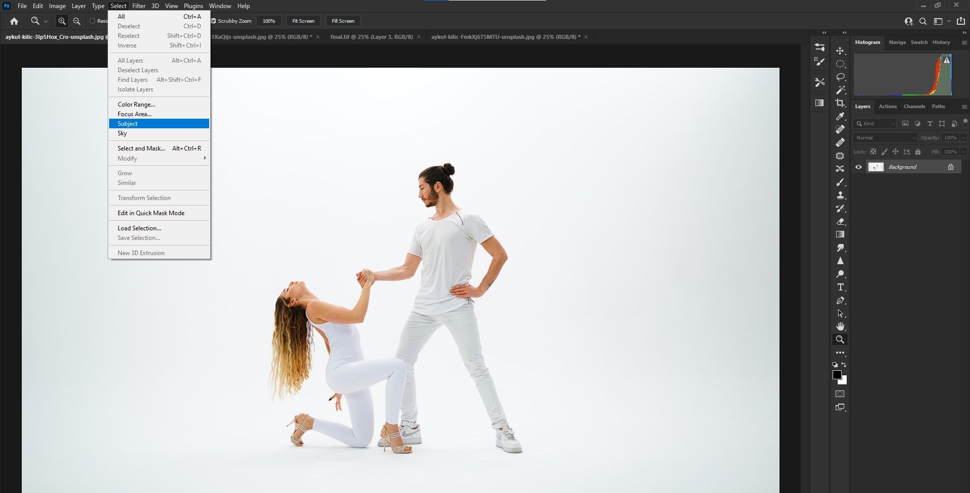 Мужской танцор держит партнёршу