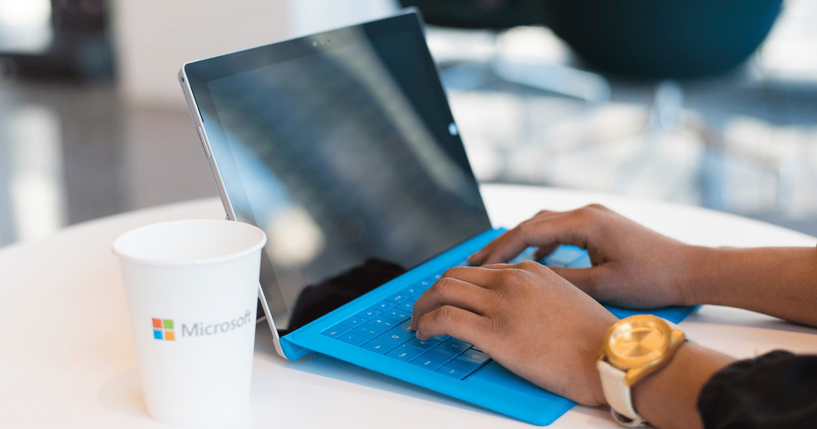 Изображение интерфейса Outlook с подсветкой опций для отключения сохранения отправленных писем