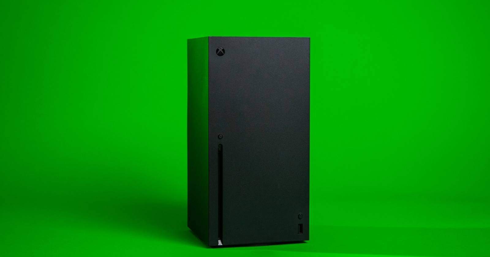 Фотография консоли Xbox Series X на ярко-зелёном фоне