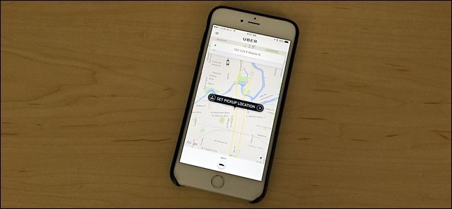 Пассажир входит в автомобиль, держит сумку аккуратно