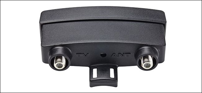 Небольшой предусилитель для антенного кабеля, подключённый рядом с антенной