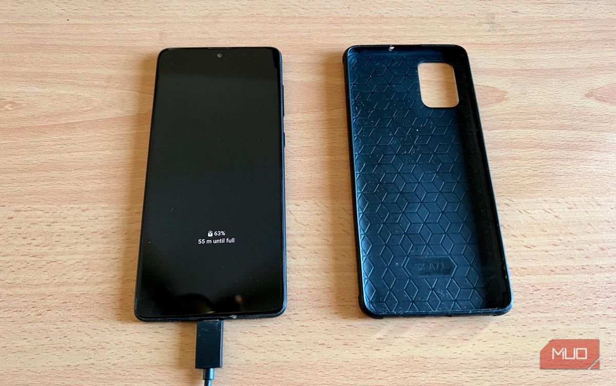 смартфон и его чехол на столе