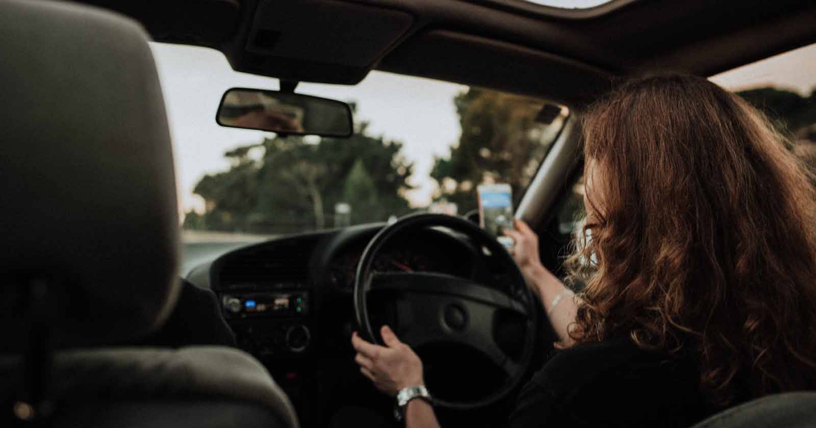 Женщина за рулём автомобиля