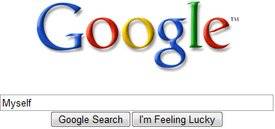 Человек просматривает результаты поиска Google на ноутбуке