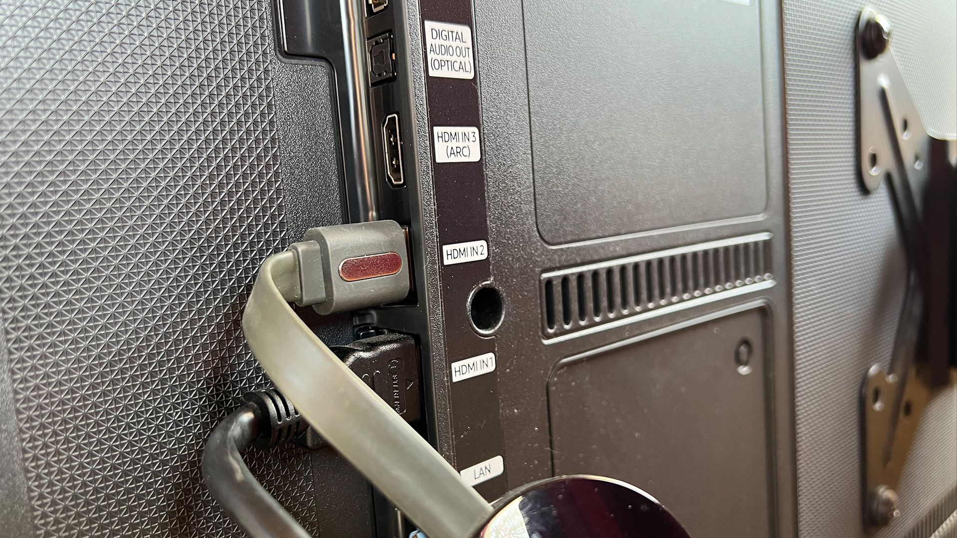 Подписи HDMI-входов на задней панели телевизора.